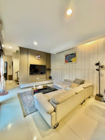 Jual Rumah Dalam Townhouse di Cilandak, Jakarta Selatan - Ada Kolam Renang, Garasi Luas 7 Mobil